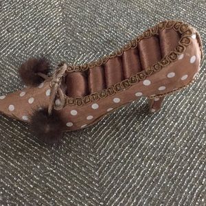 Ring holder miniature high heel with fur tassels